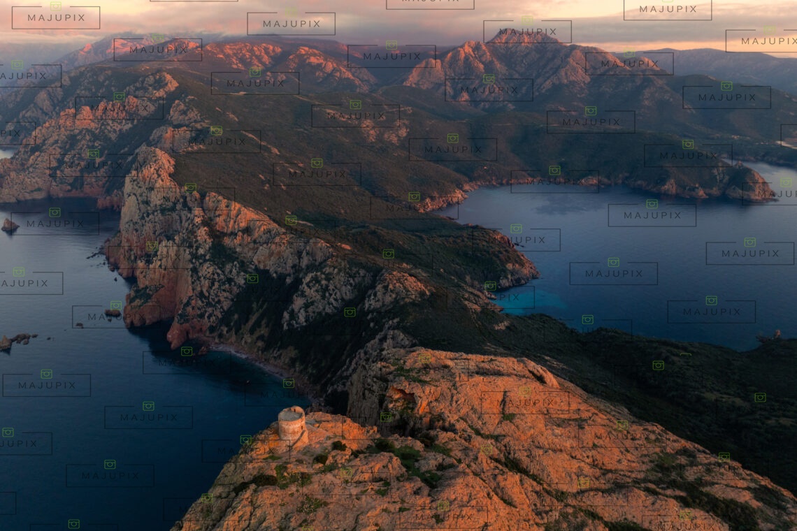 Tour génoise de Capo Rosso au coucher de soleil drone