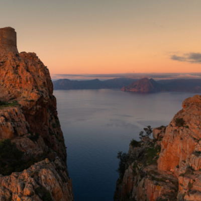 Tour génoise de Capo Rosso au coucher de soleil drone