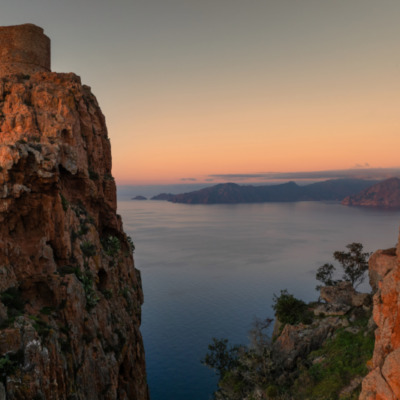 Tour génoise de Capo Rosso au coucher de soleil drone