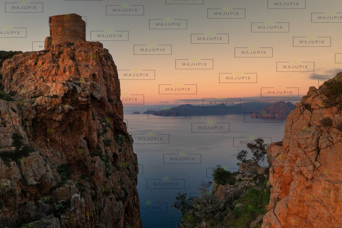 Tour génoise de Capo Rosso au coucher de soleil drone