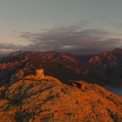 Tour génoise de Capo Rosso au coucher de soleil