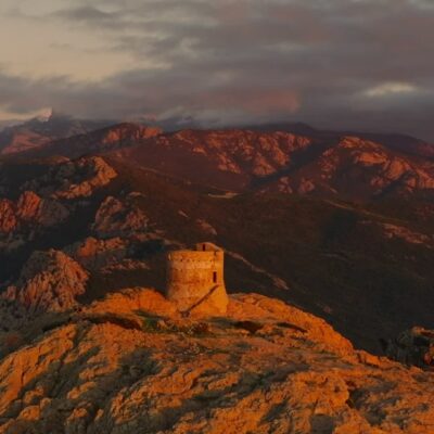 Tour génoise de Capo Rosso au coucher de soleil