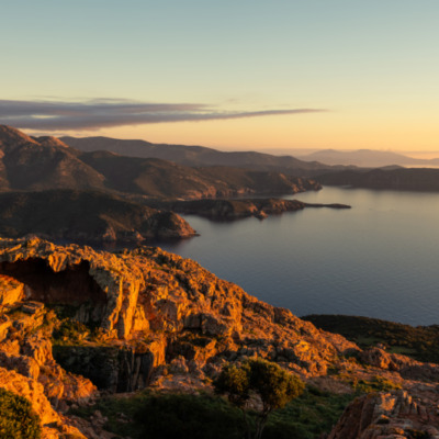 Tour génoise de Capo Rosso au coucher de soleil drone