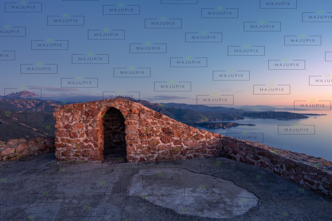 Tour génoise de Capo Rosso au coucher de soleil