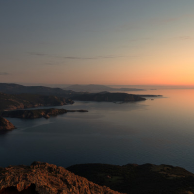 Tour génoise de Capo Rosso au coucher de soleil drone
