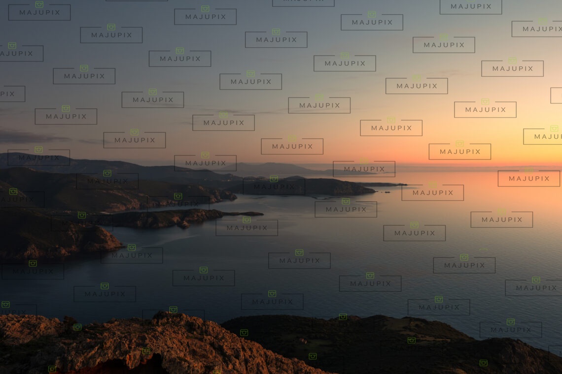 Tour génoise de Capo Rosso au coucher de soleil drone