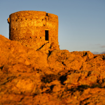 Tour génoise de Capo Rosso au coucher de soleil