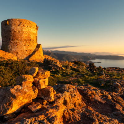 Tour génoise de Capo Rosso au coucher de soleil
