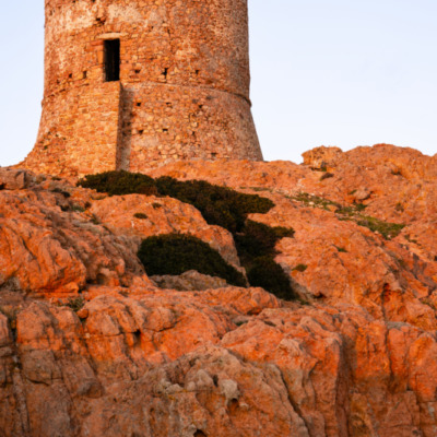 Tour génoise de Capo Rosso au coucher de soleil