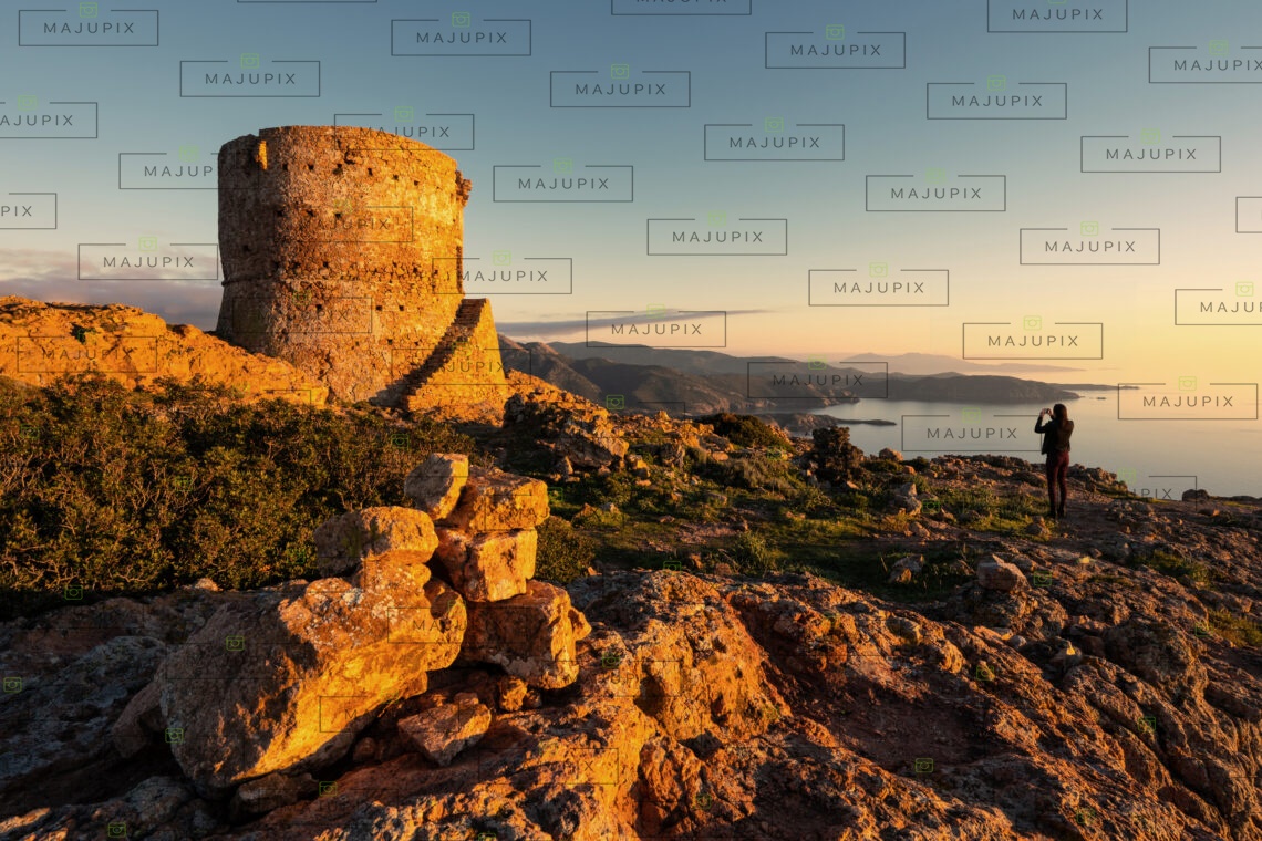 Tour génoise de Capo Rosso au coucher de soleil