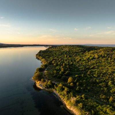 Etang de Diana au coucher de soleil drone