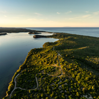 Etang de Diana au coucher de soleil drone