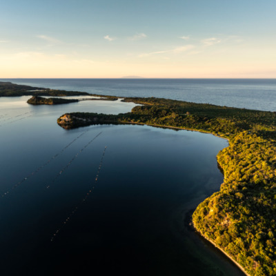 Etang de Diana au coucher de soleil drone
