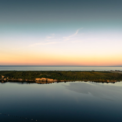 Etang de Diana au coucher de soleil drone