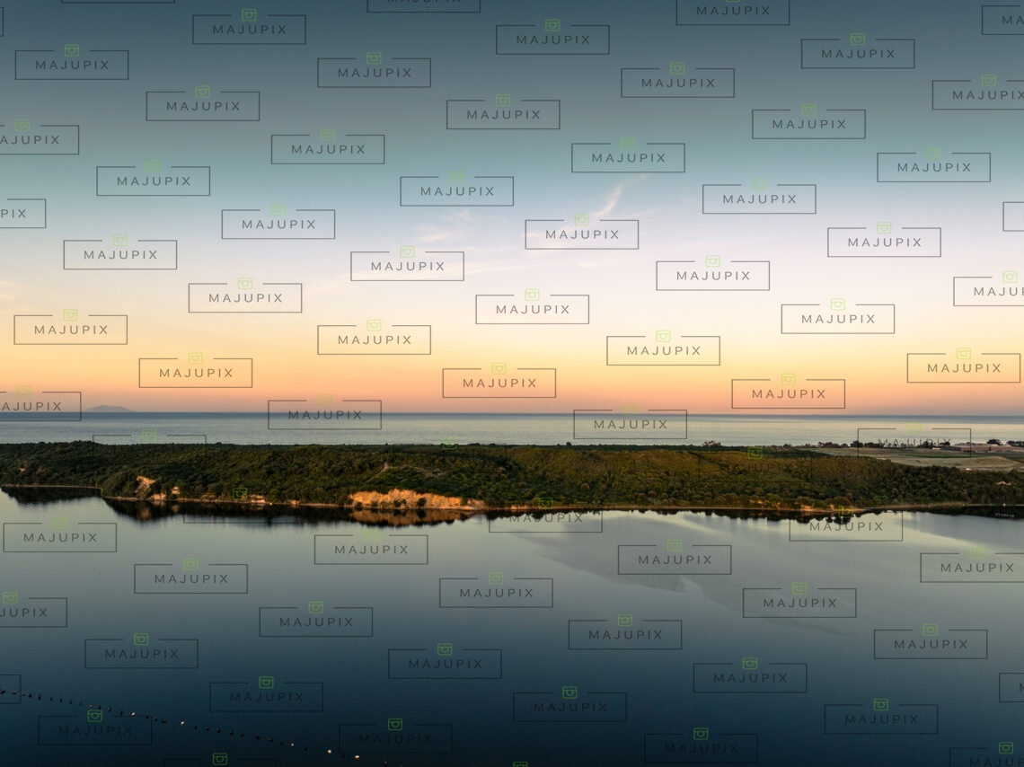 Etang de Diana au coucher de soleil drone