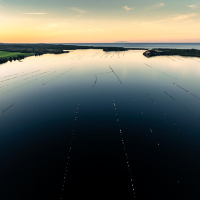 Etang de Diana au coucher de soleil drone