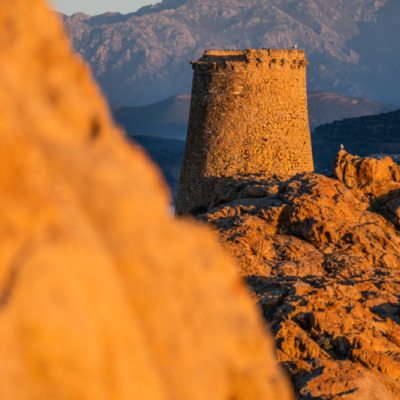 Tour génoise de la Pietra au coucher de soleil