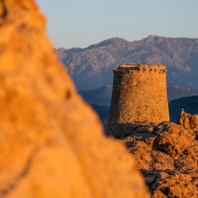 Tour génoise de la Pietra au coucher de soleil