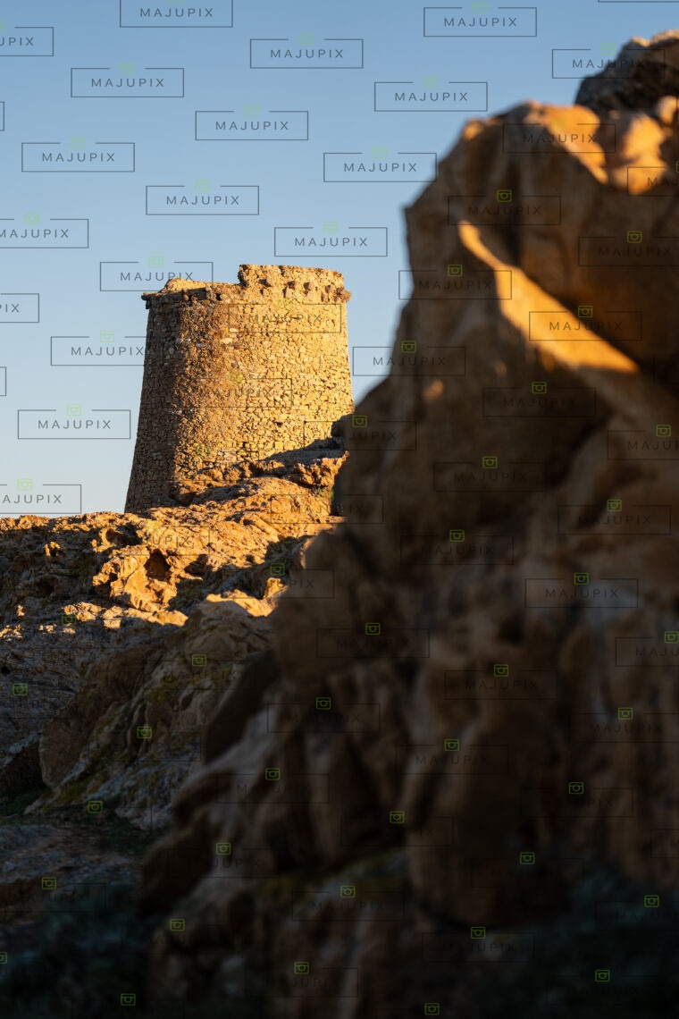 Tour génoise de la Pietra au coucher de soleil