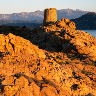 Tour génoise de la Pietra au coucher de soleil