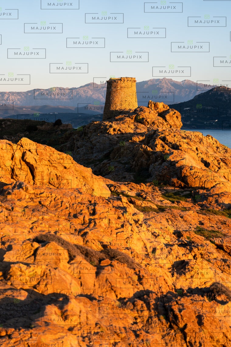 Tour génoise de la Pietra au coucher de soleil