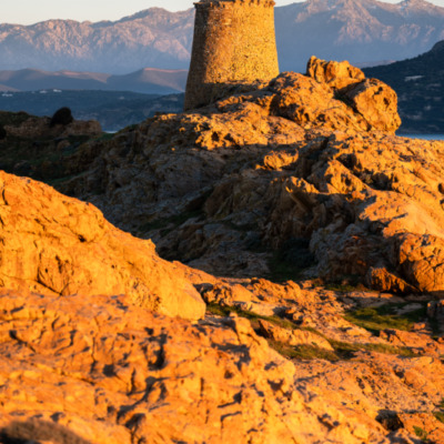 Tour génoise de La Pietra au coucher de soleil
