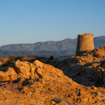 Tour génoise de la Pietra au coucher de soleil