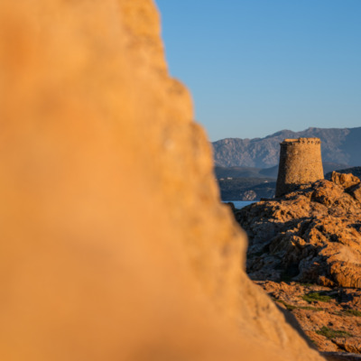 Tour génoise de la Pietra au coucher de soleil