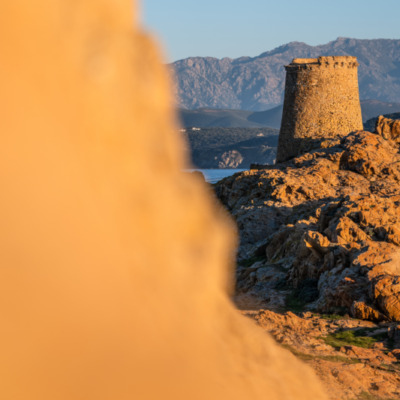 Tour génoise de la Pietra au coucher de soleil
