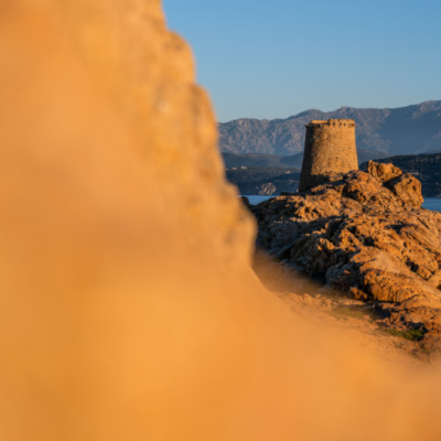 Tour génoise de la Pietra au coucher du soleil