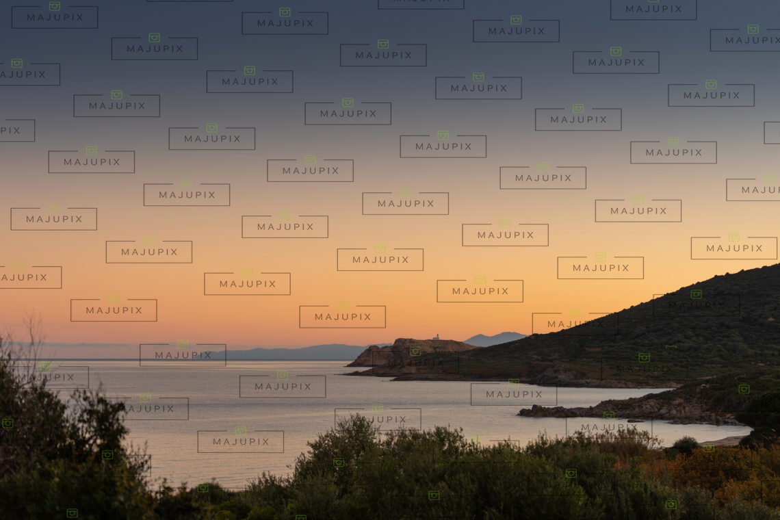 Phare de la Pietra au lever de soleil