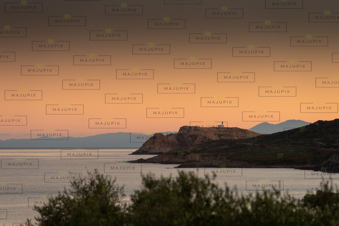 Phare de la Pietra au lever du soleil
