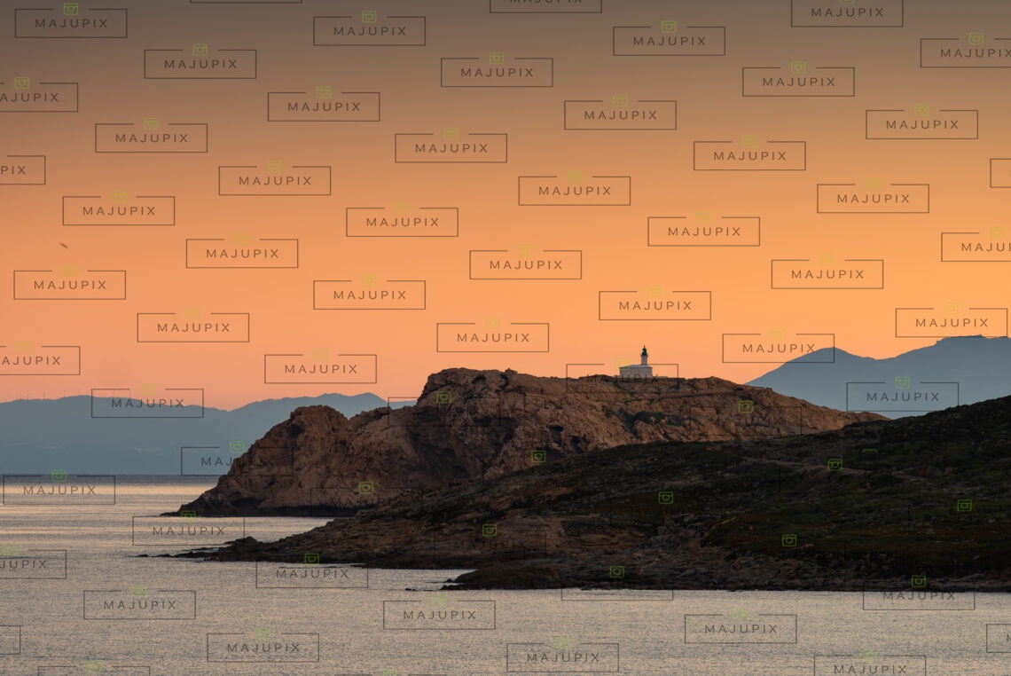 Phare de la Pietra au lever du soleil