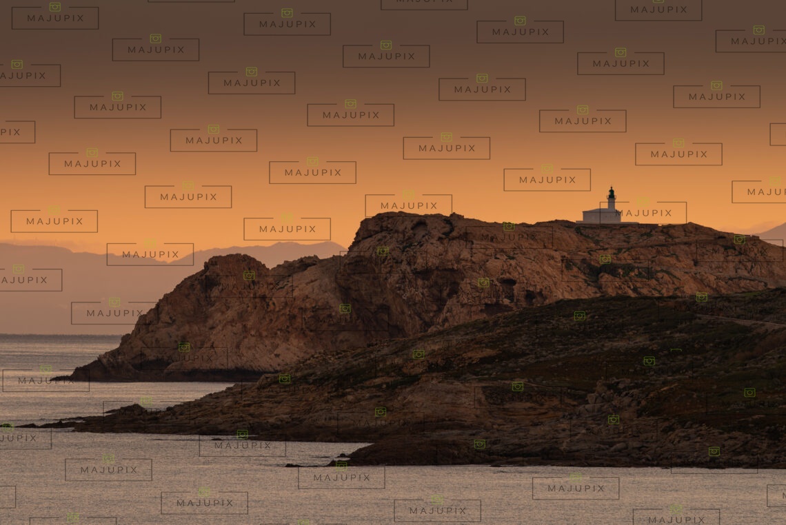 Phare de la Pietra au lever du soleil