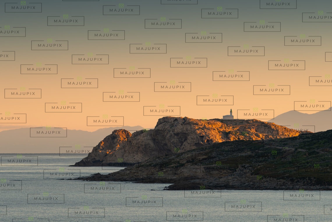 Phare de la Pietra au lever du soleil