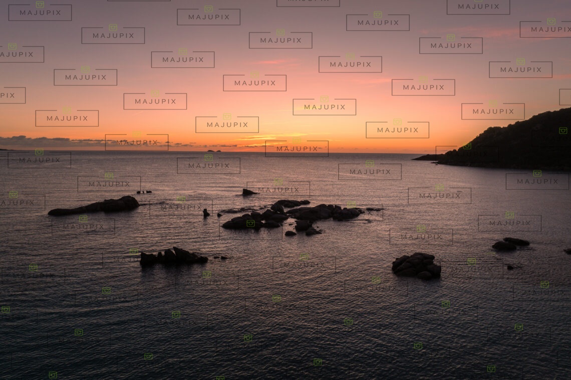 Plage de Santa Giulia au lever de soleil Porto-Vecchio drone