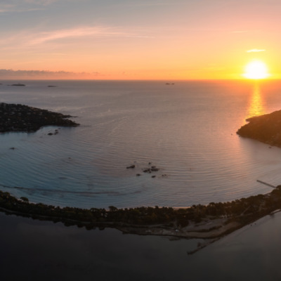 Plage de Santa Giulia au lever de soleil Porto-Vecchio drone