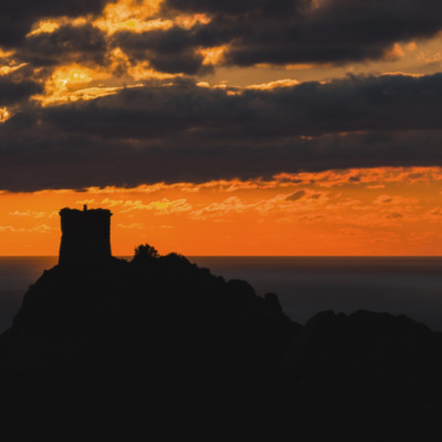 Tour génoise de Roccapina au coucher de soleil drone