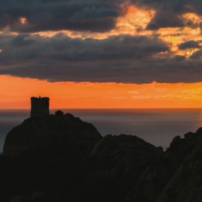 Tour génoise de Roccapina au coucher de soleil drone