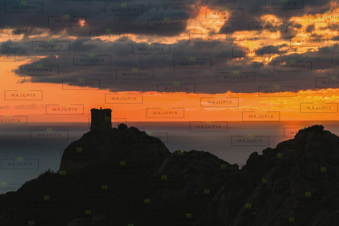 Tour génoise de Roccapina au coucher de soleil drone