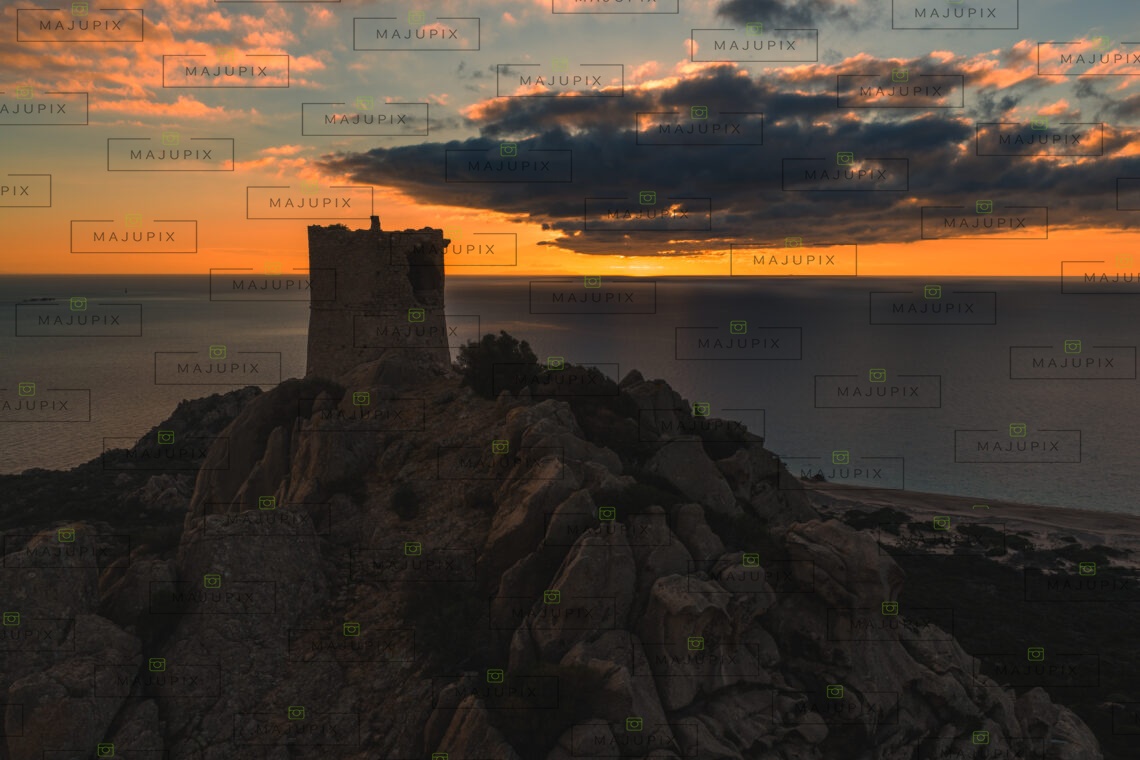 Tour génoise de Roccapina au coucher de soleil drone