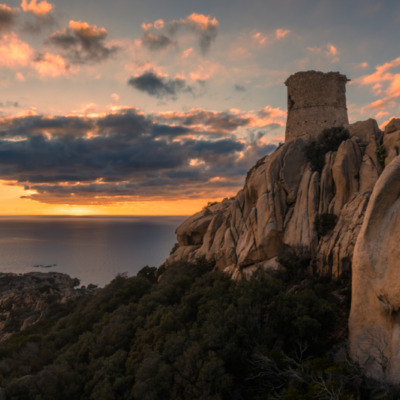 Tour génoise de Roccapina au coucher de soleil drone