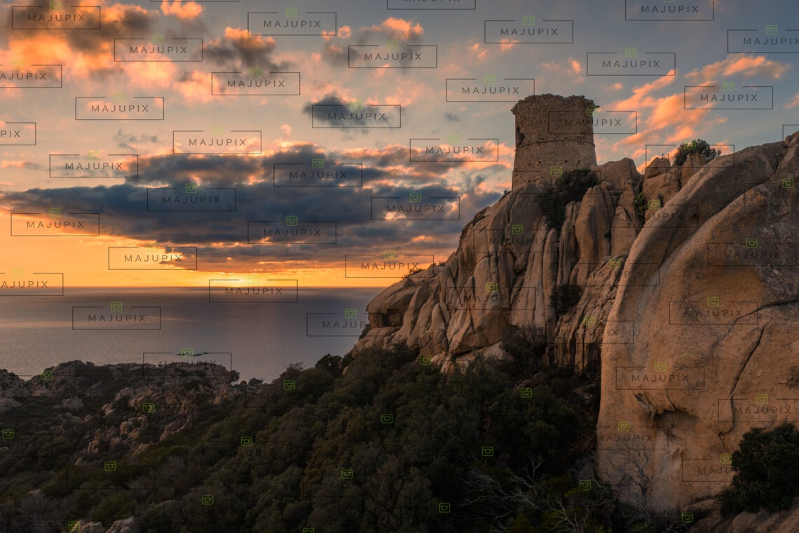 Tour génoise de Roccapina au coucher de soleil drone