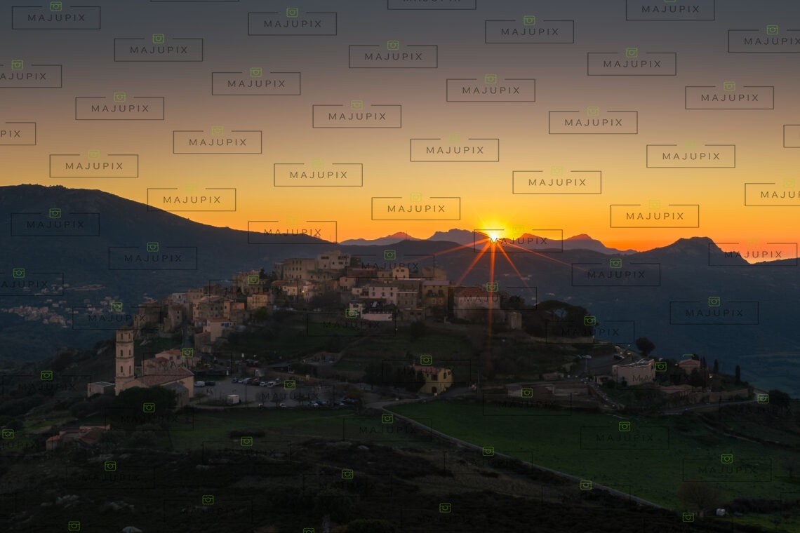 Sant'Antonino au coucher de soleil drone