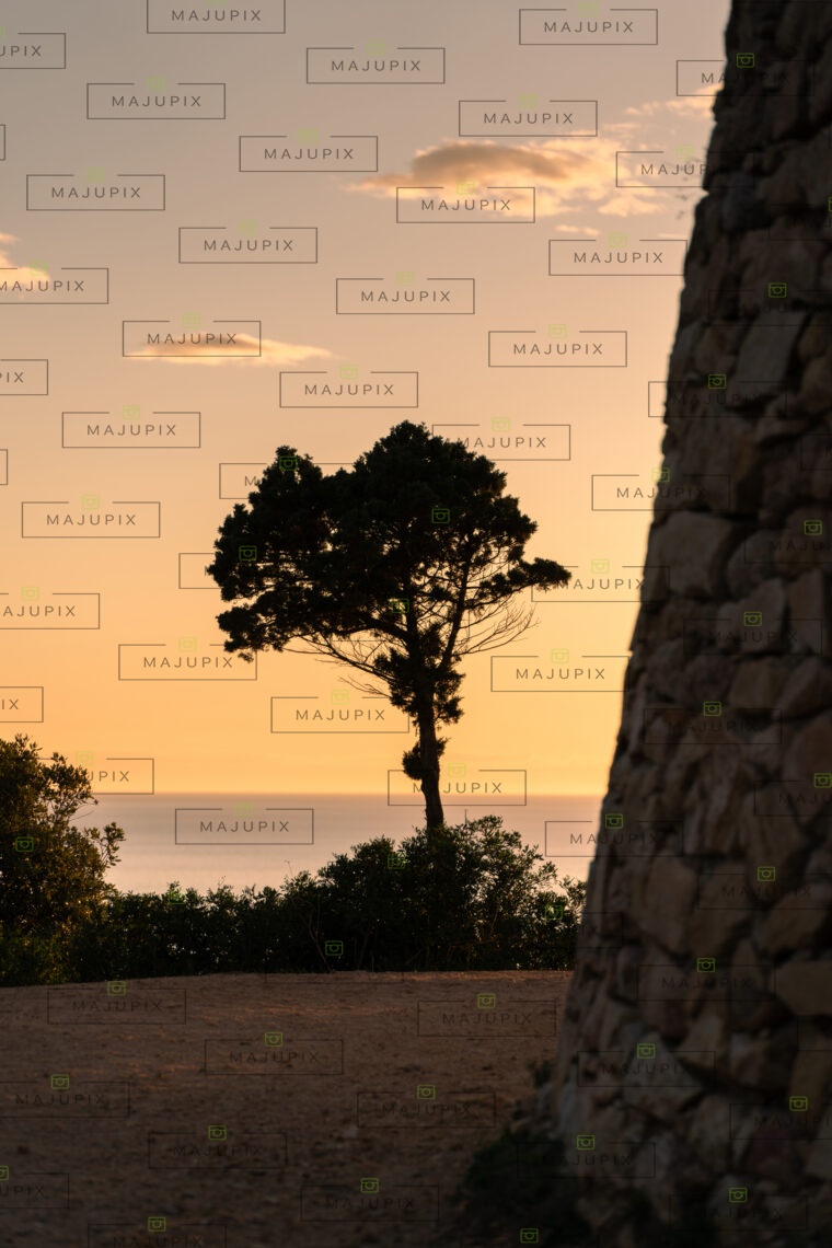 Tour génoise de l'Isolella au coucher de soleil