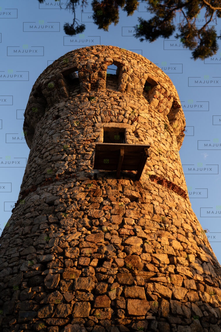 Tour génoise de l'Isolella au coucher de soleil