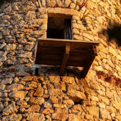 Tour génoise de l'Isolella au coucher de soleil