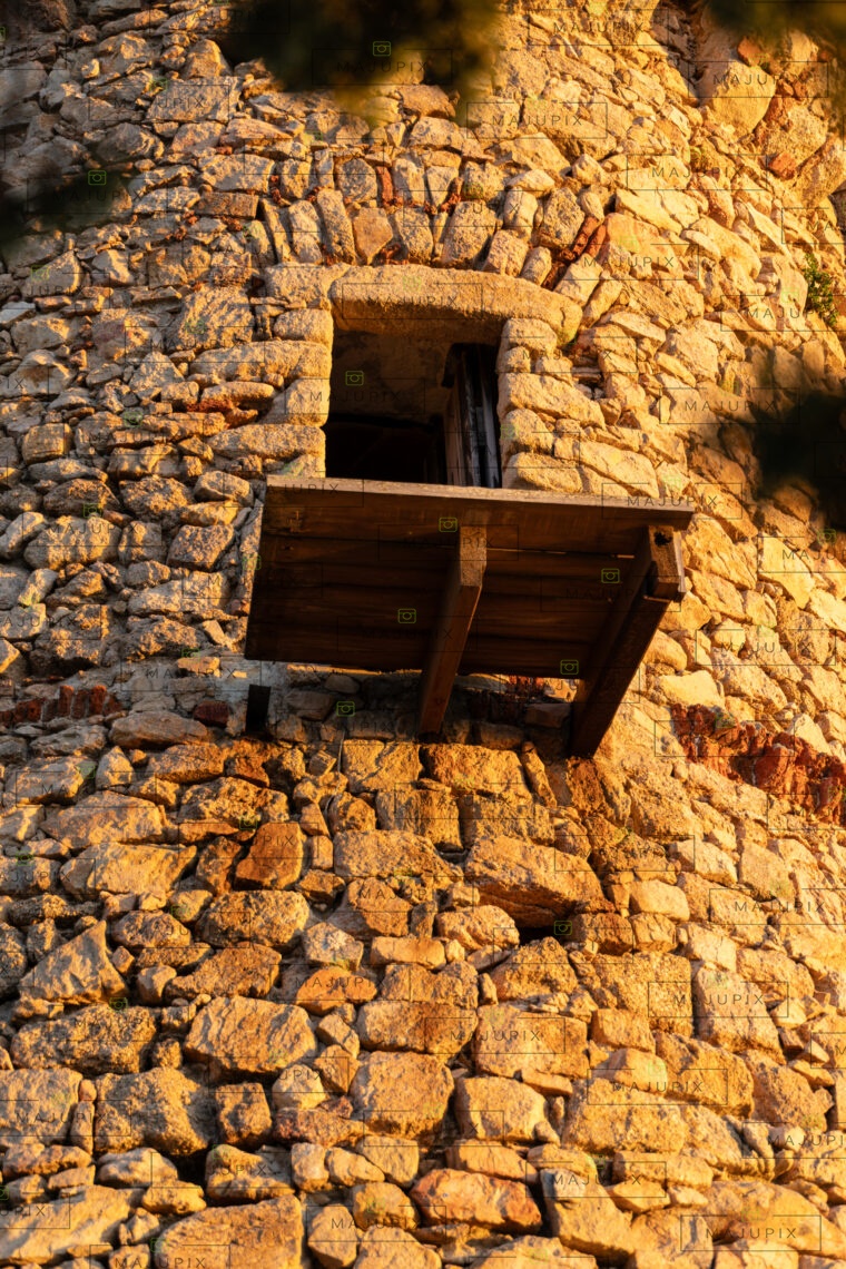 Tour génoise de l'Isolella au coucher de soleil