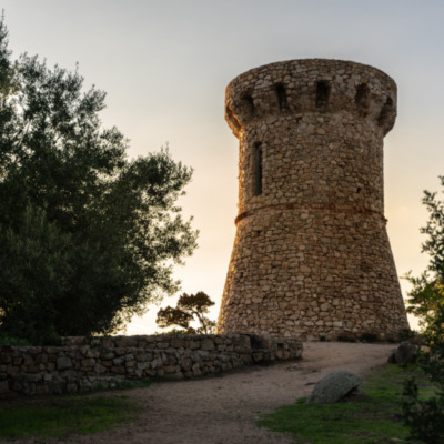 Tour génoise de l'Isolella au coucher de soleil