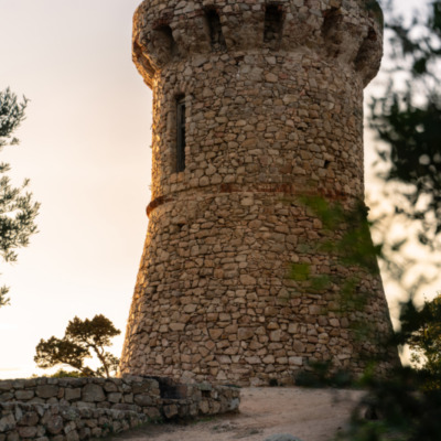 Tour génoise de l'Isolella au coucher de soleil